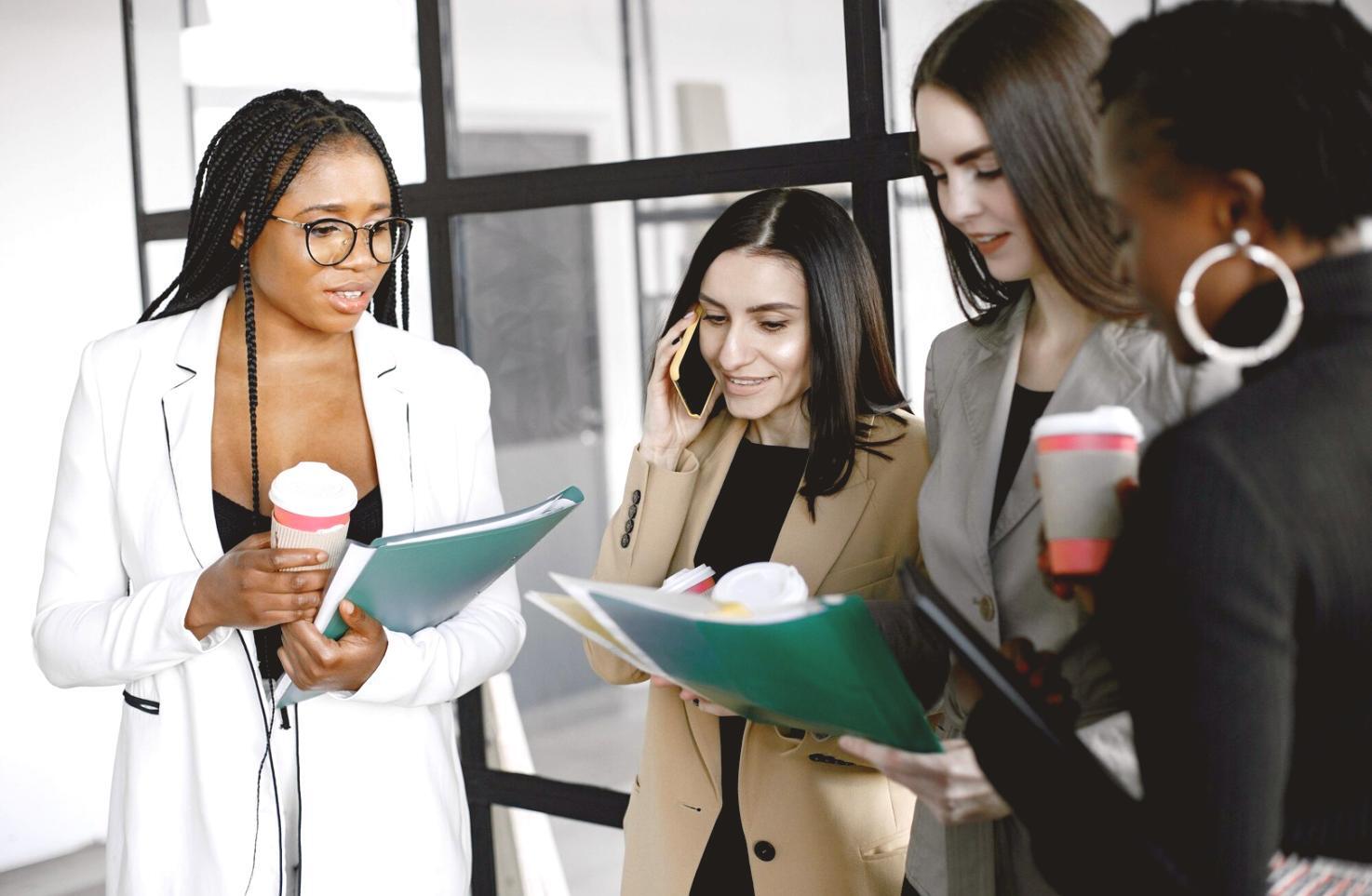 Équipe perionaveth travaillant sur l'analyse financière d'un client