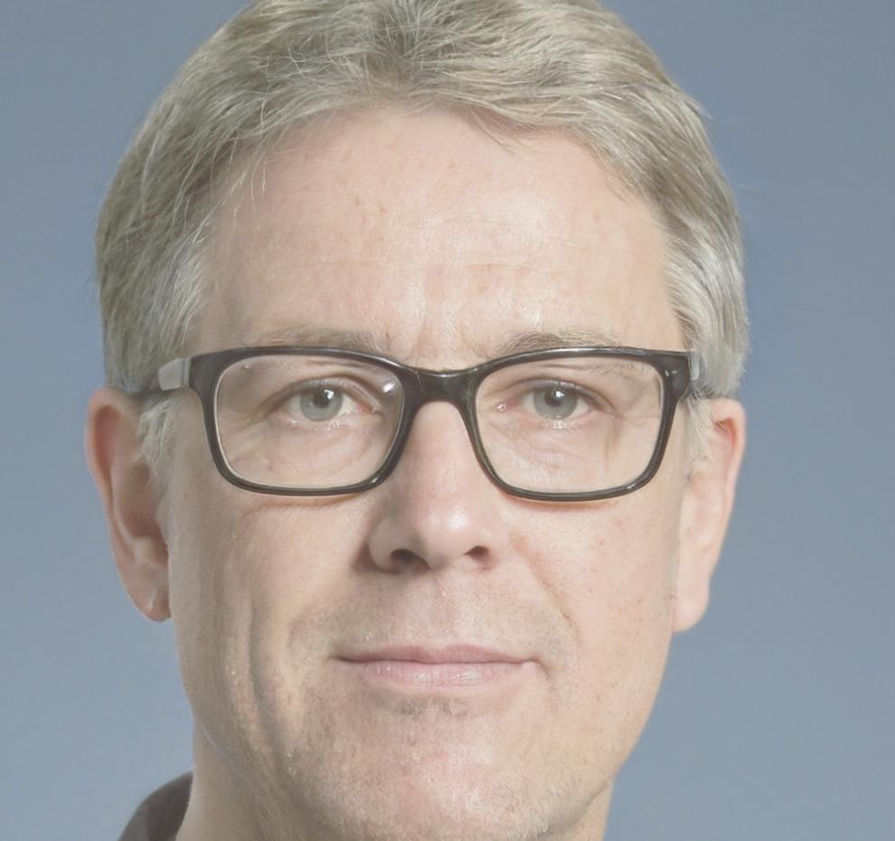 Portrait professionnel d'Antoine Mercier, expert en analyse financière