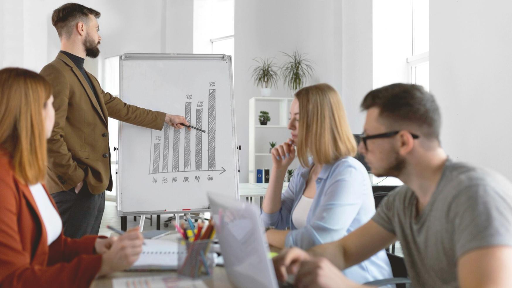 Équipe perionaveth travaillant sur des projets de développement commercial